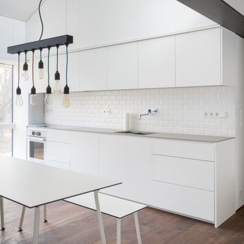 Cozinha contemporânea - STUDIO 12 BERLIN - MYKILOS - em madeira laqueada / de tamanho médio / branca