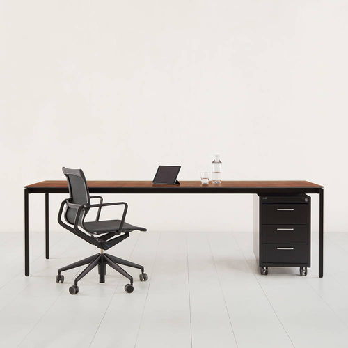 Mesa de trabalho contemporânea - THESIS - Atelier Alinea - em laminado / em MDF / em carvalho