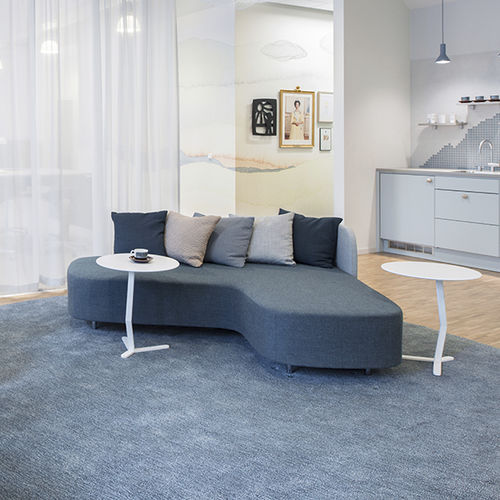 Mesa lateral contemporânea - BIRD - OFFECCT - em MDF / em feltro / redonda