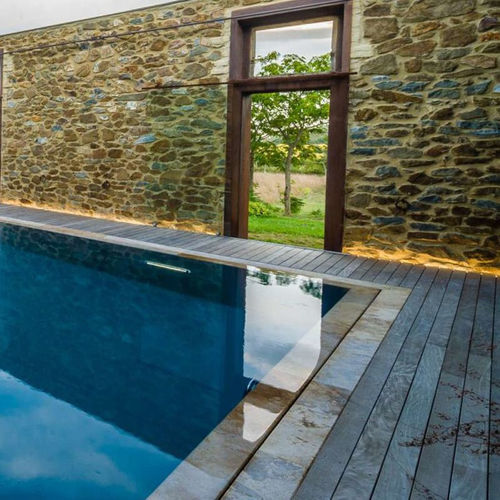 Borda de piscina em mármore travertino - Arredo di Pietra srl - em pedra natural / antiderrapante