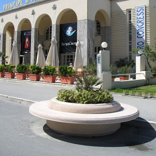 Floreira em concreto - VIAREGGIO - VASART URBAN DESIGN - redonda / com banco integrado / contemporânea