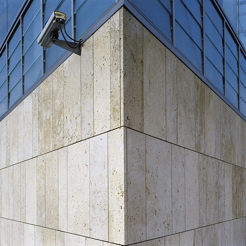 Revestimento de fachada em painéis - GAUING - Lauster Steinbau GmbH Natursteinwerke - em mármore travertino / polido / jateado com areia