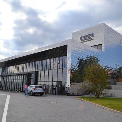Revestimento de fachada em painéis - HYUNDAI TESTCENTER, NÜRBURGRING - Design Factory cmb - em aço inoxidável / refletivo