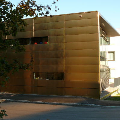 Revestimento de fachada em painéis - SH-ALTENMARKT, AUSTRIA - Design Factory cmb - em aço inoxidável / liso / dourado