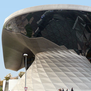 Revestimento de fachada em painéis - BMW WELT - Design Factory cmb - em aço inoxidável / perfurado