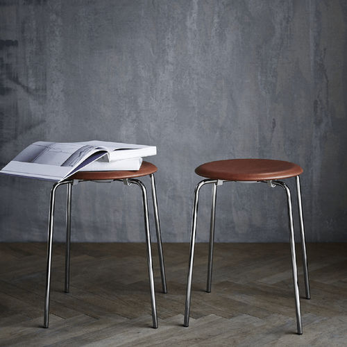 Banqueta contemporânea - DOT™ - Fritz Hansen - em nogueira / com base metálica / estofada