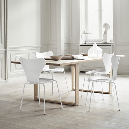 Mesa de jantar contemporânea - ESSAY™ - Fritz Hansen - em carvalho / em madeira maciça / com base em carvalho