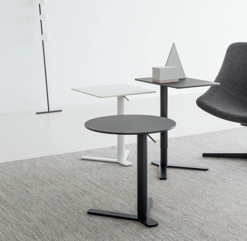 Mesa lateral contemporânea - YO - Lapalma - em madeira / em HPL / com base metálica