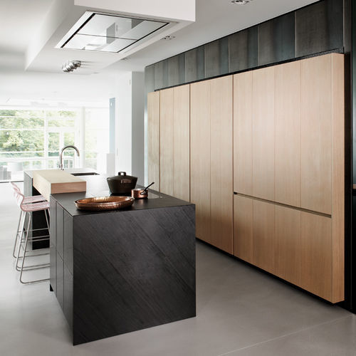 Cozinha contemporânea - Penthouse Hamburg - eggersmann küchen GmbH & Co. KG - com folheado de madeira / em carvalho / em pedra