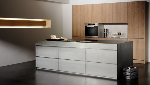 Cozinha contemporânea - silverTouch - eggersmann küchen GmbH & Co. KG - com folheado de madeira / em carvalho / em aço inoxidável