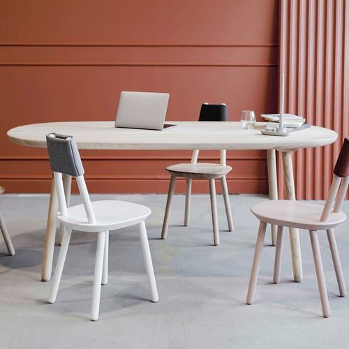 Mesa de jantar contemporânea - NAÏVE - EMKO - em madeira de freixo / com base em madeira / redonda