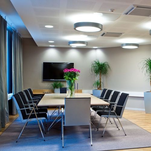 Cadeira de conferência contemporânea - POMO A - Mobel - para ambiente interno / em tecido / em couro
