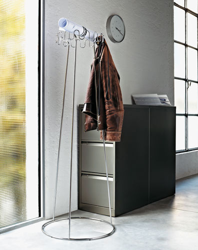 Cabideiro de piso - CROWN - DESALTO spa - contemporâneo / em aço laqueado / preto