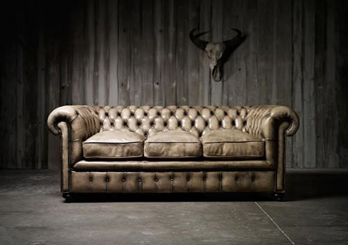 Sofá Chesterfield - WILLIAM BLAKE - Fleming & Howland - em couro / marrom / de 3 lugares