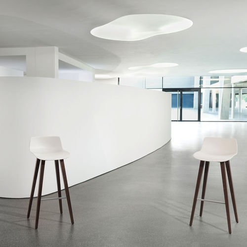 Banqueta alta contemporânea - CIRCO - DAVIS - em material plástico / com base em faia / com apoio para pés