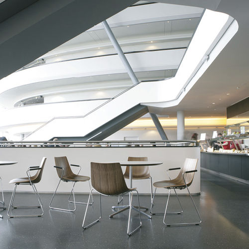 Cadeira para interlocutor contemporânea - CURVE - allermuir - para ambiente interno / em tecido / em nogueira