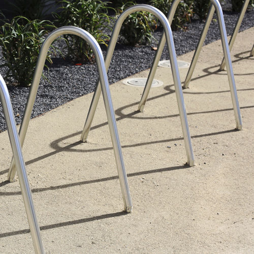 Bicicletário de piso - BOLA - landscapeforms - para espaço público / em aço inoxidável / da linha comercial