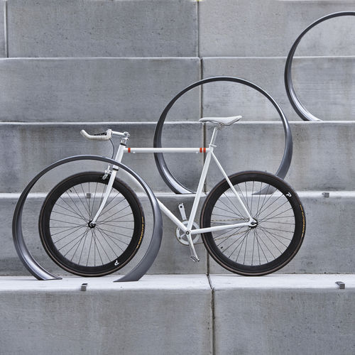 Bicicletário de piso - 35: LOOP - landscapeforms - de design original / para espaço público / em alumínio fundido