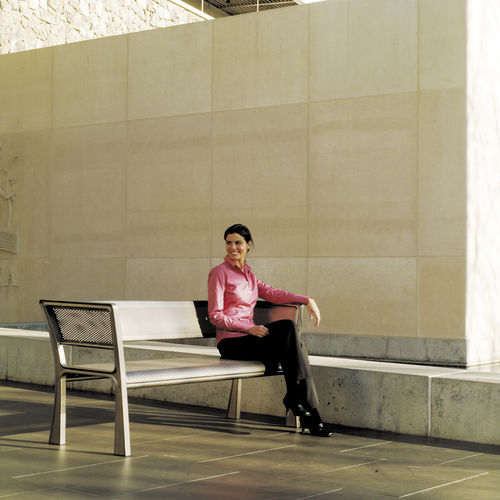 Banco para espaço público clássico - SIT - landscapeforms - metálico / com encosto / com braços