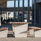 mesa de piquenique contemporânea / em madeira de lei / com base em concreto / retangular
