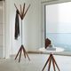 cabideiro de piso / contemporâneo / metálico / em nogueira